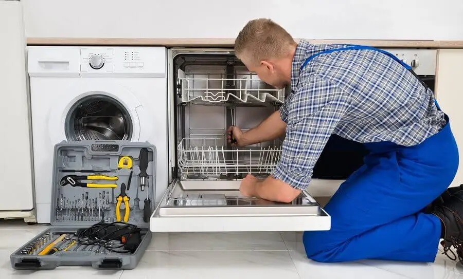 Cumayeri Panasonic servisi teknisyen ekibi beyaz eşya tamiri yaparken